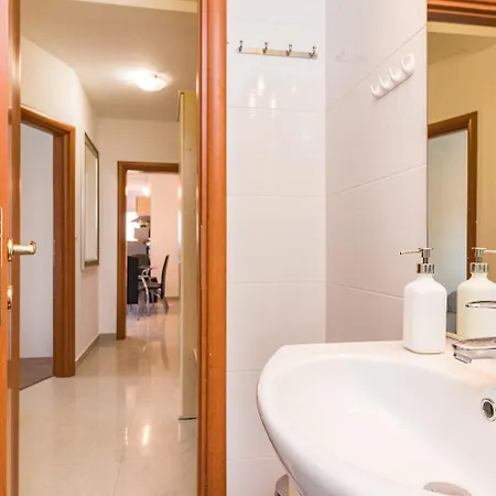 Apartman Robi 2 *